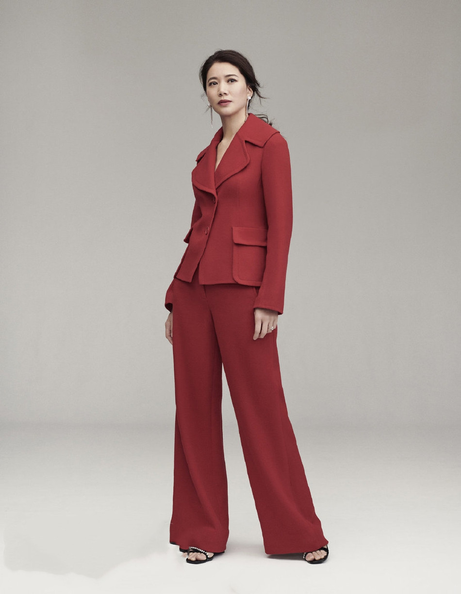 袁咏仪大片曝光,一袭印花裙犹抱琵琶温柔如水,48岁的脸美得舒服