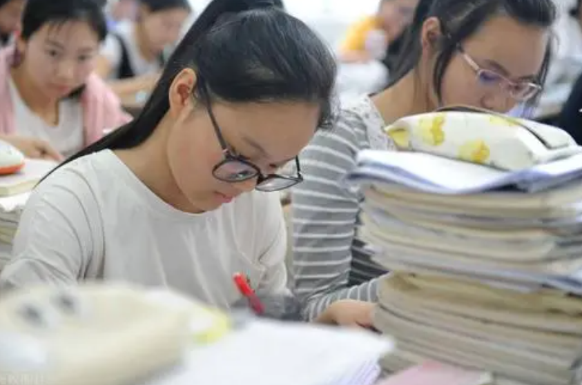 公费师范生上学免学费，毕业享编制，但是缺点考生也要提前了解