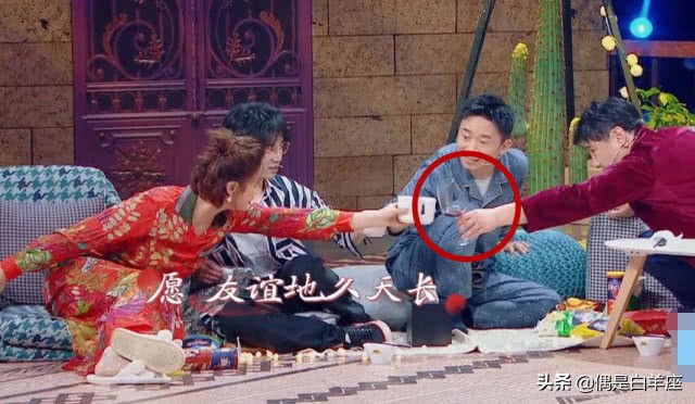 本以为沈腾的红酒杯够特殊了，看到贾玲的，这才是常驻嘉宾的体面