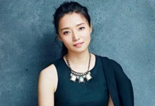 她是亮剑中,李云龙的第一任老婆,在戏外貌美如花,娇美可人