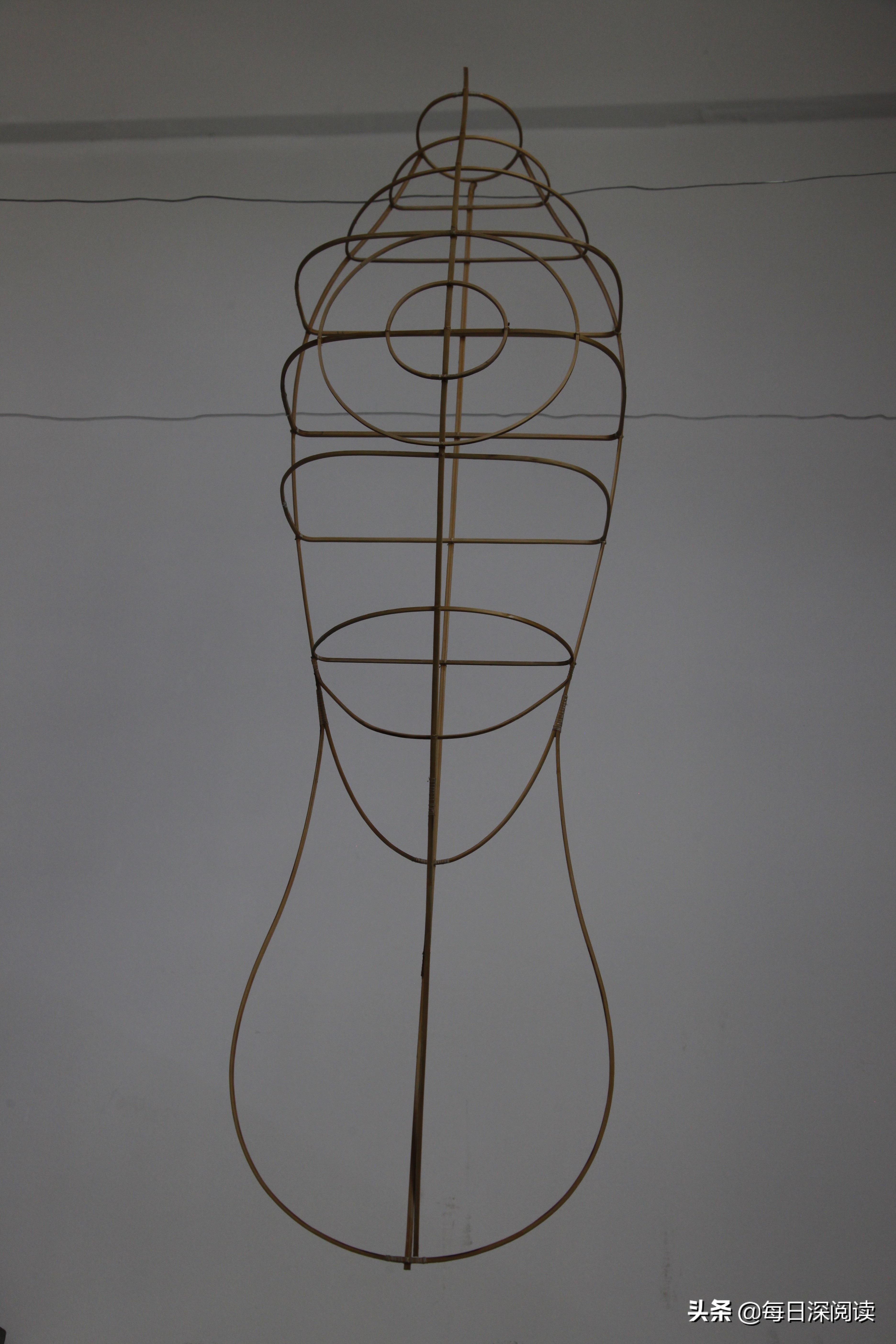 竹条捏出的风筝骨架骨架衔接处用胶水固定杨元恒依照画好的图样用细竹