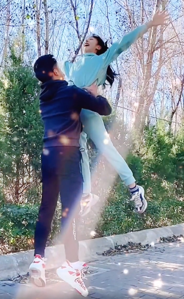 幸福！田亮重现8年前与女儿温情瞬间，单手抱13岁森碟直呼费劲