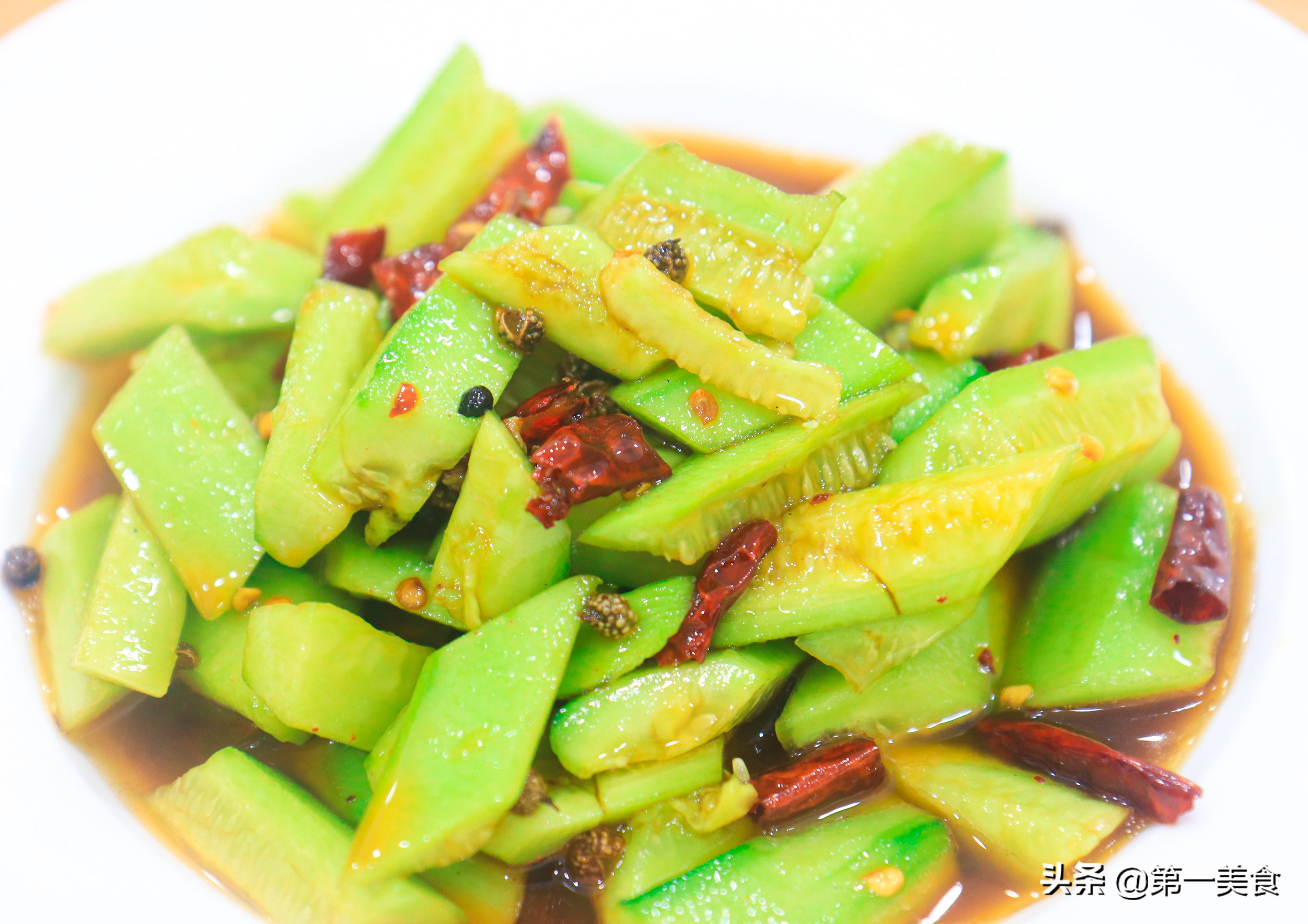 大厨教你"凉拌黄瓜"的秘诀,清脆爽口,酱汁入味,做法简单易懂