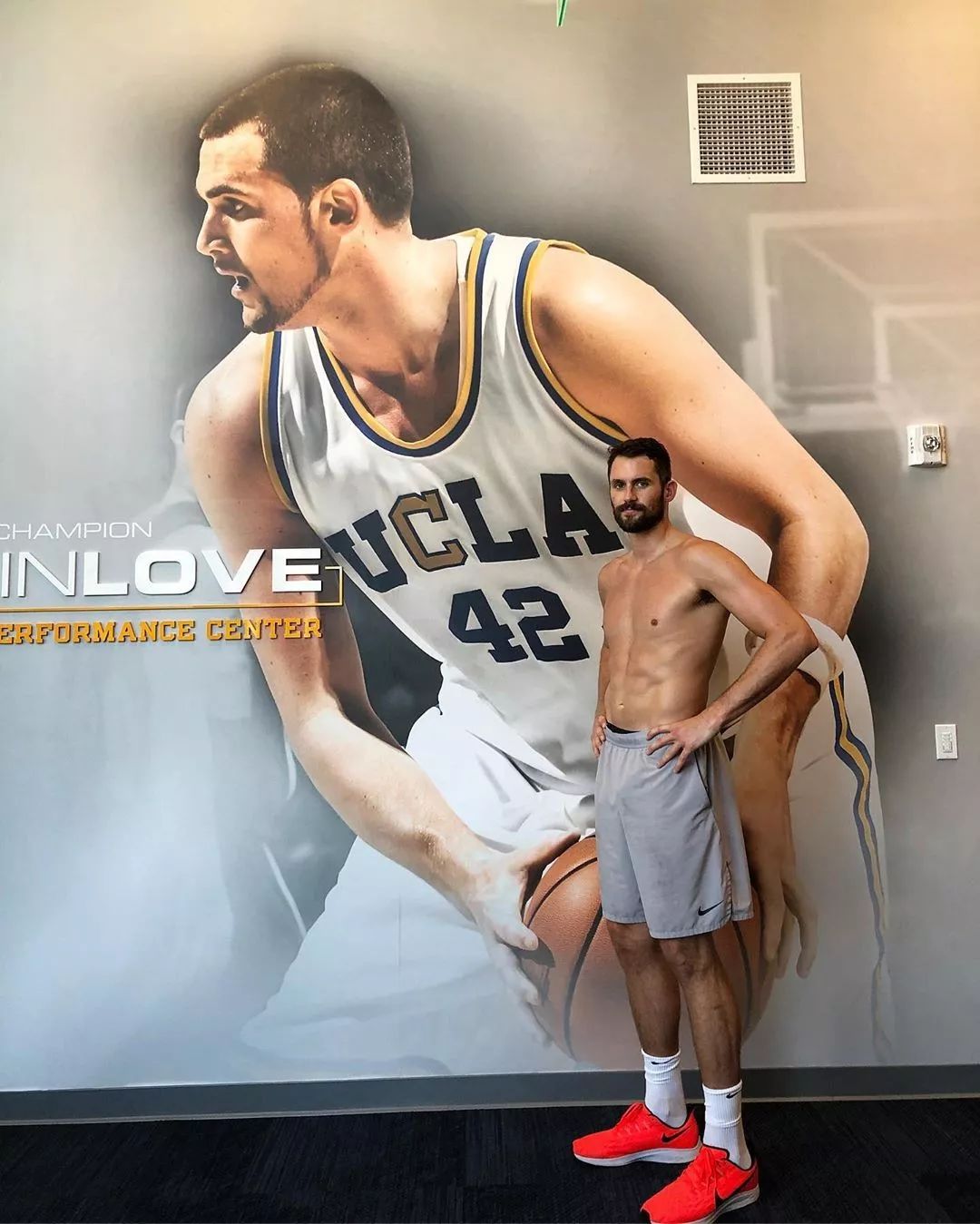 kevin love(NBA球员“爱神”Kevin Love，外表帅气的万人迷)