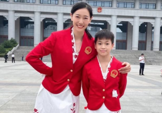 钦佩！全红婵家人首次接受奖励，豪车盛情难却，无任何捞金行为