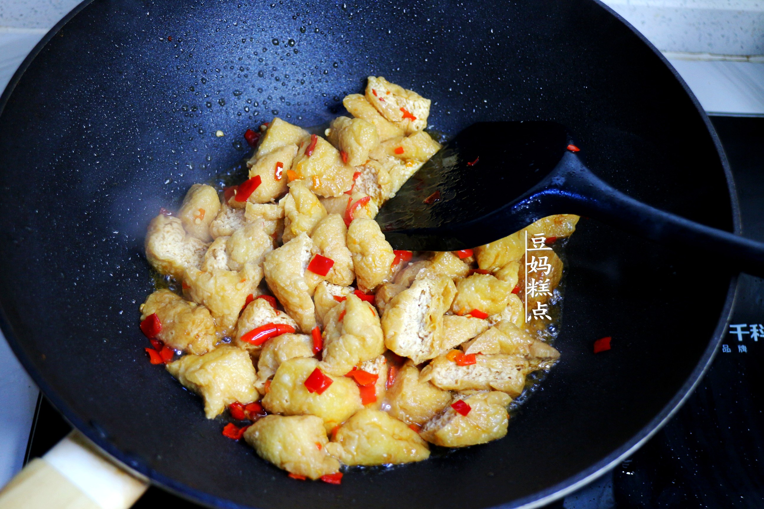 油豆腐泡怎么炒才好吃？这样做，5分钟上桌，简单又下饭
