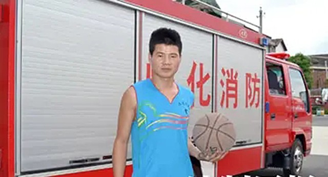 20岁兵哥哥救火牺牲，追思会万人自发送行，如今失独夫妻收获一女