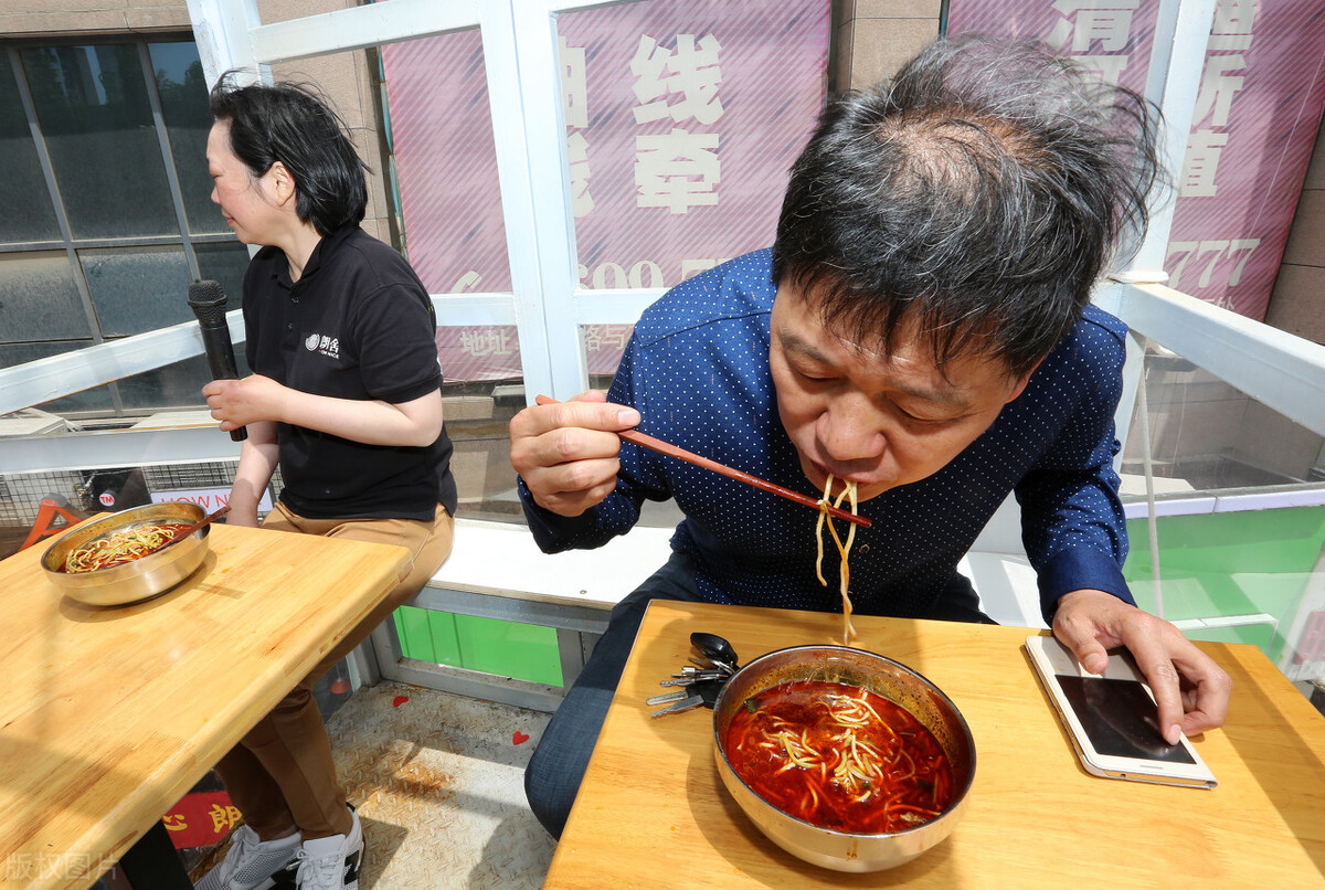 重庆面馆生意火爆，每年能赚120万，老板：想赚钱先要学会亏钱