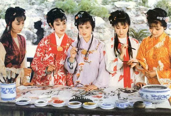 玉石手鐲，俗語說“富貴戴雙鐲”和“玉鐲不雙戴”，你該怎么選？