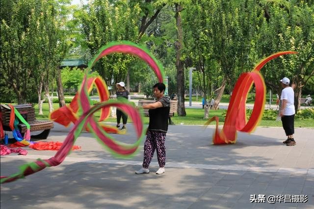 北京龙潭：彩带舞潇洒飘逸 舞美人生