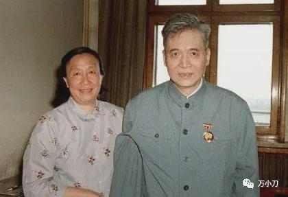 杨振宁35岁获诺奖，82岁娶娇妻，原配竟是抗日名将的千金