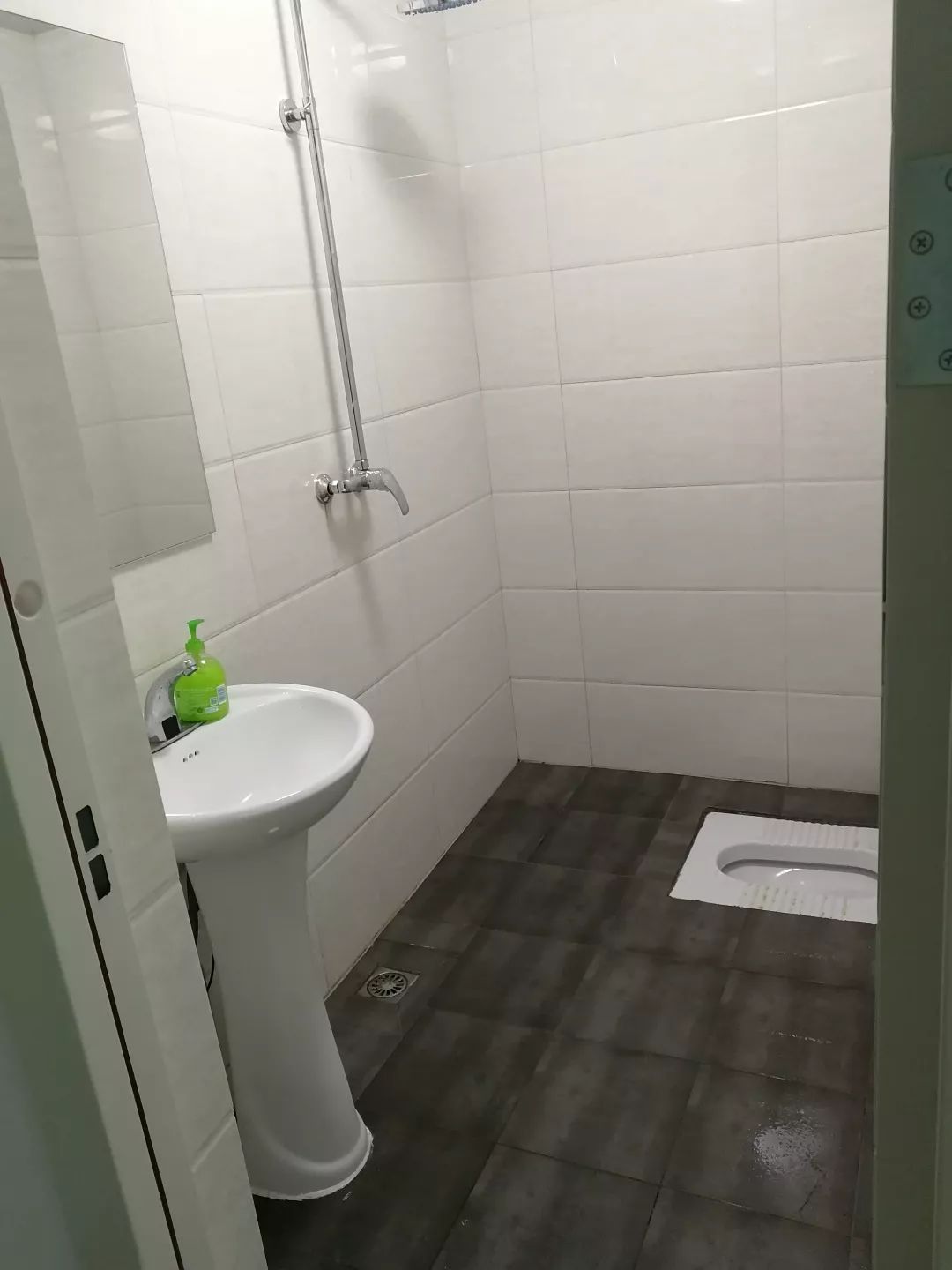 8所研究生宿舍，第二所院校的是电视剧里的宿舍吧