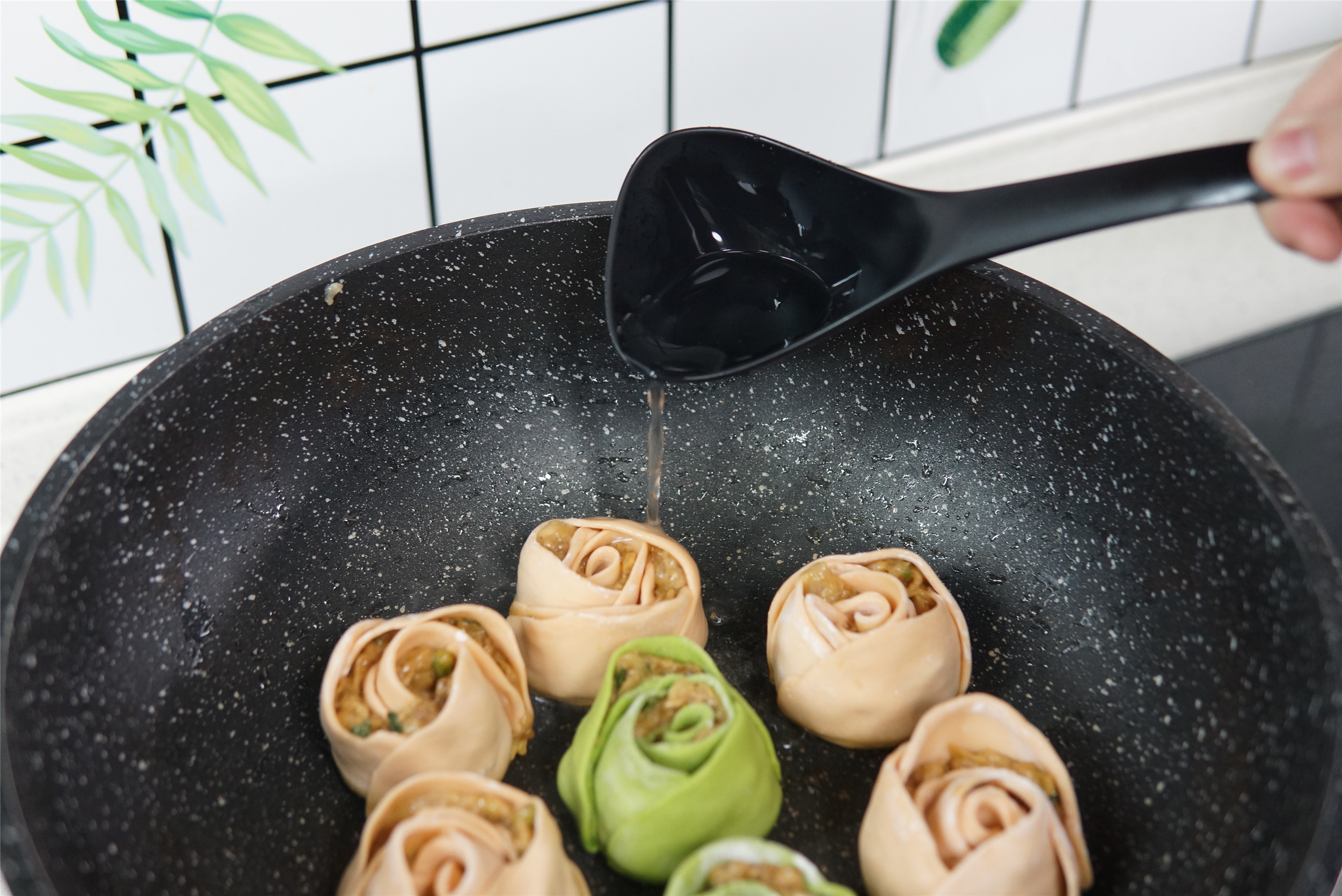 冬至包饺子时，顺手包几个“玫瑰花”，好吃又喜庆，很讨家人喜欢