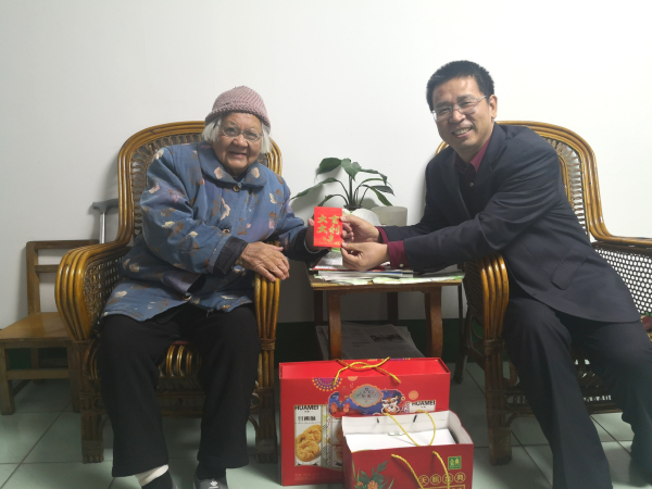 广西卫生职业技术学院春节前走访慰问老干部、困难党员、职工