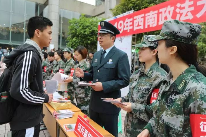 “高考入伍”和“毕业入伍”，退伍后差距明显，导员：有第三条路
