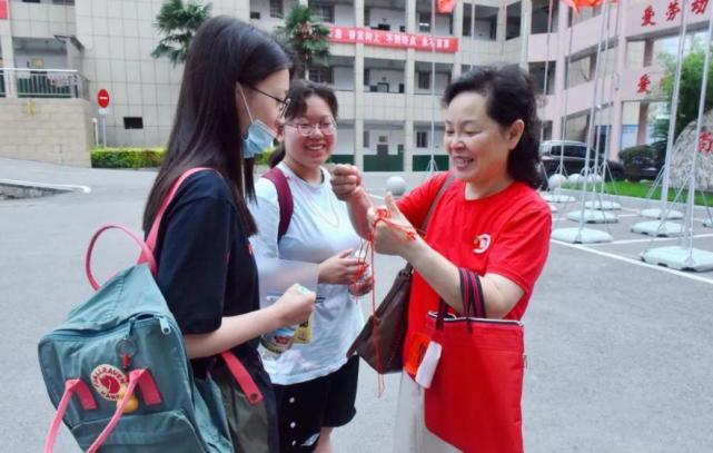 高考填报志愿也有“辅导班”，3000元的志愿咨询费，是智商税吗？