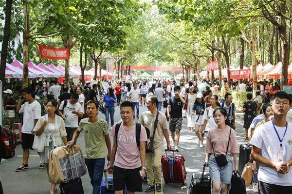 面对武汉“天价学费”高校，学生摇头不敢读，家长也直呼涨得离谱