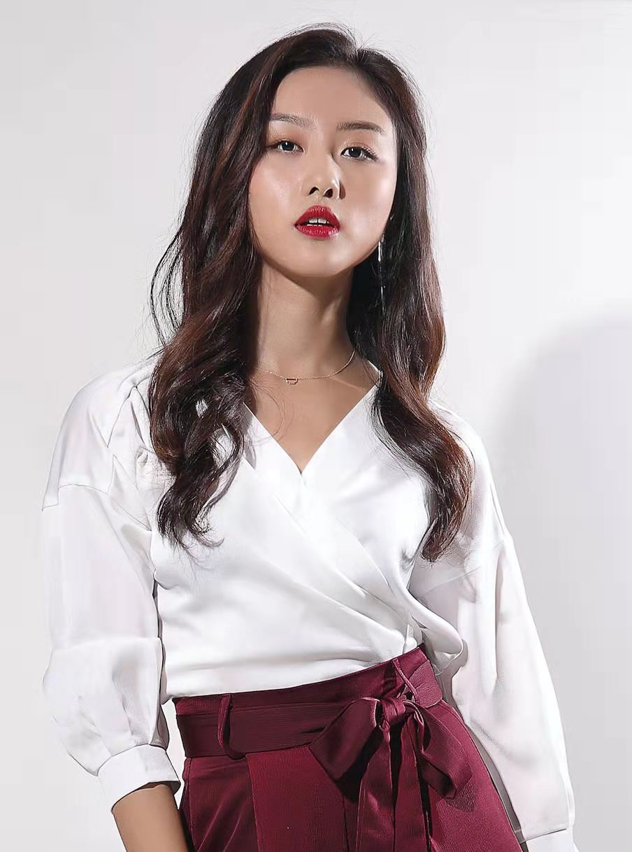 忍痛亲手撕下母亲被晒伤的头皮，女孩一夜长大，终成哈佛学子