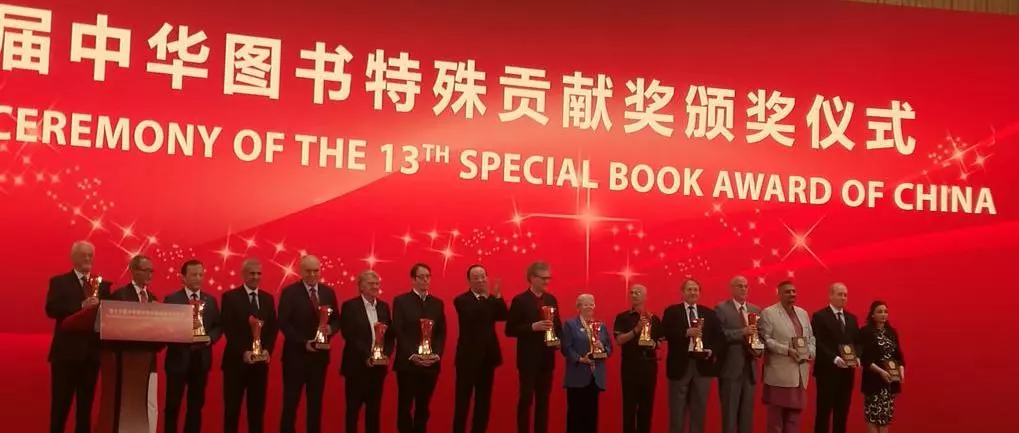 央媒关注！欧洲一家三口结缘中国，父亲曾任驻华大使、儿子获中宣部部长颁奖！