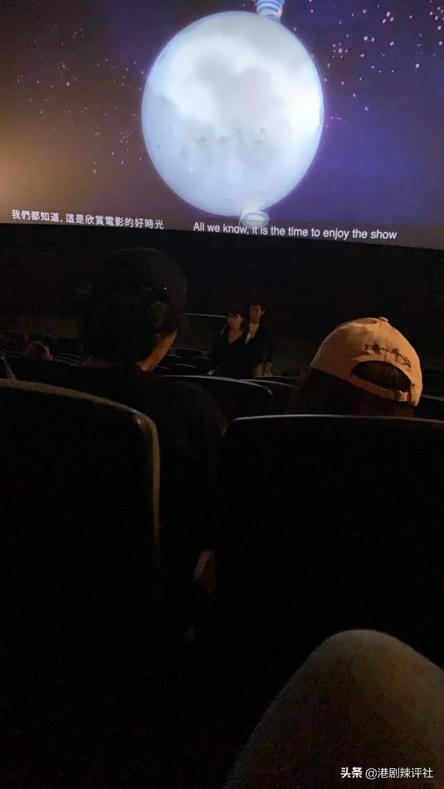 所以进入电影院后,两个人全程手牵手的坐在一起,中途更放下戒备,亲密