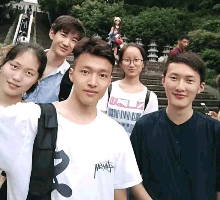 颜值学霸向远方，喜欢健身和打球，却以696分考上清华