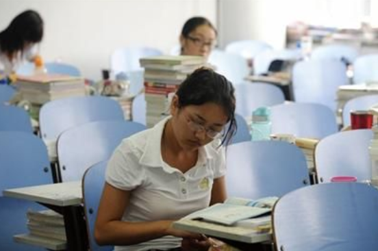 国内严进严出的高校，期末挂科率很高，混日子可能拿不到毕业证