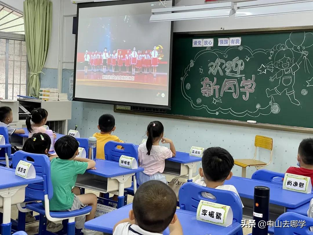 开学啦！现场多图预警：妈趴窗，爹爬墙，脸贴地！场面过于欢乐