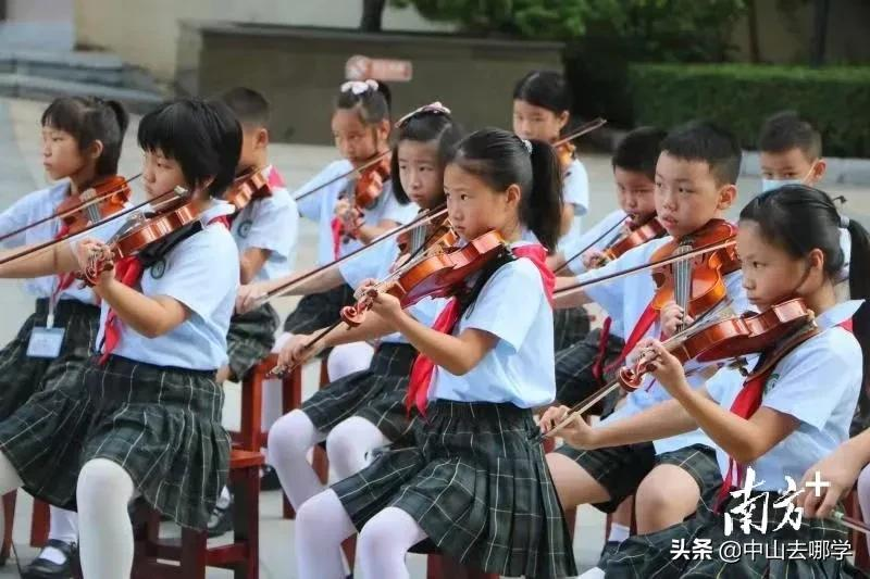 开学啦！现场多图预警：妈趴窗，爹爬墙，脸贴地！场面过于欢乐