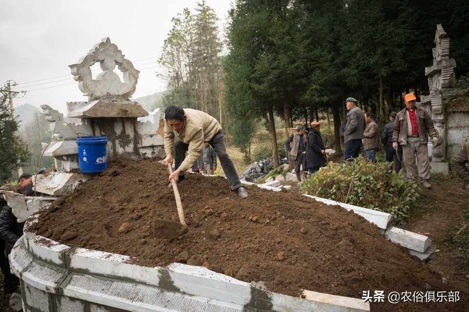 农村推崇土葬，这3种土葬方式，反映逝者身份，最高级别要修地宫