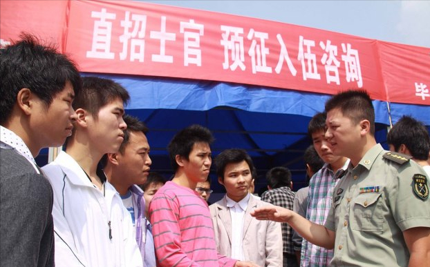 大学毕业生当兵，学龄不算军龄，兵龄满12年需要晋升四级军士长