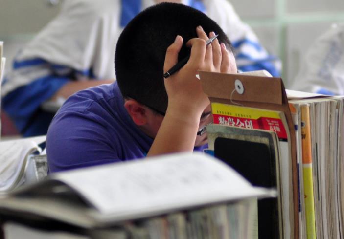 考生为自己估分405后痛哭，200分就能上大专，我这么努力有什么用