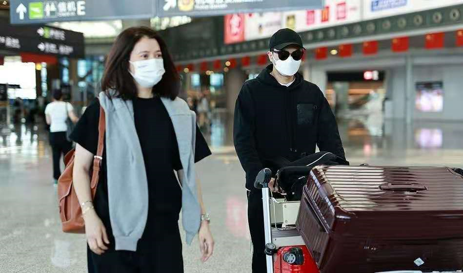 袁咏仪气质感真好，穿黑色上衣朴素却不普通，50岁女人该好好学学