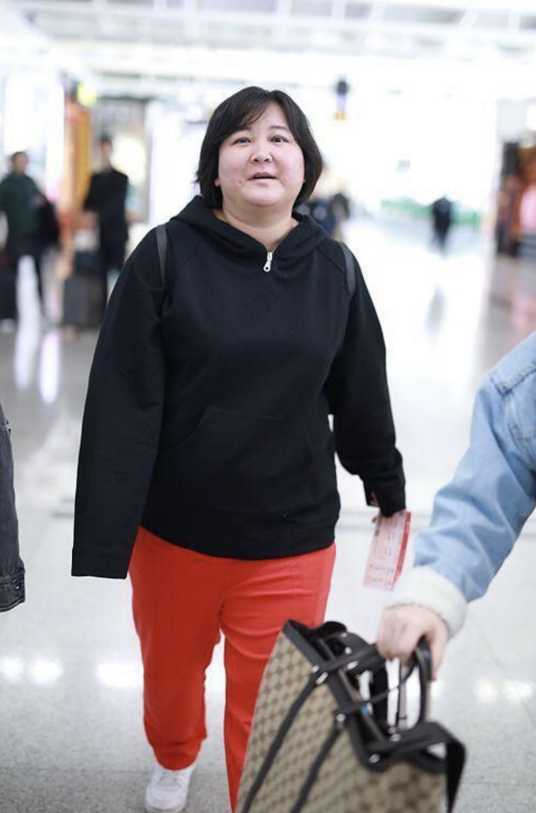 贾玲好像又胖了,穿黑卫衣遮不住小肚子,肉肉脸笑出梨涡依旧可爱