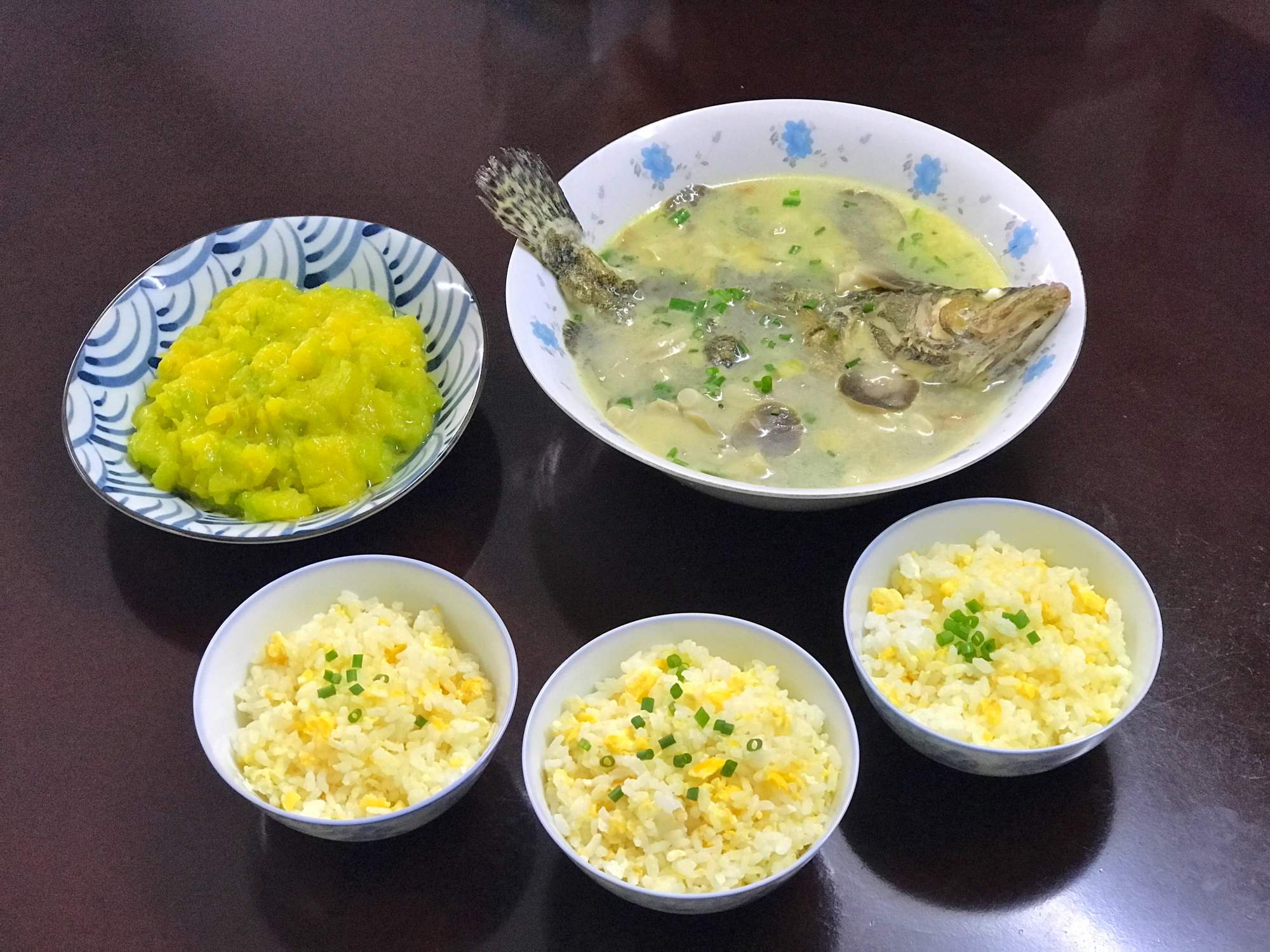 看完高考前的晚餐，再看高考后的晚餐，网友：没有对比就没有伤害