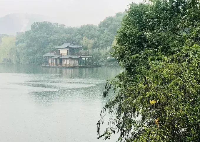 寻一处静谧，赶一场春雨