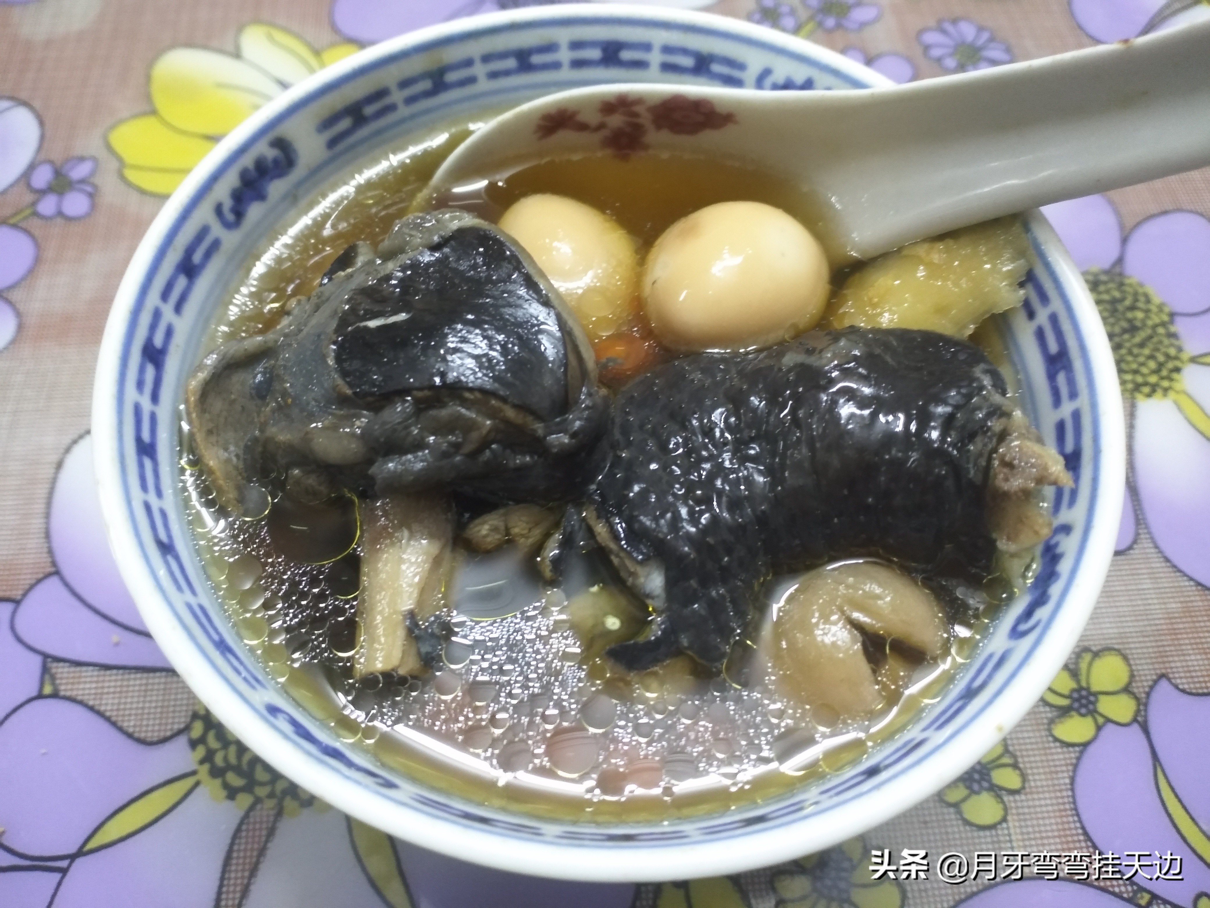 乌鸡炖汤这样做，汤色清亮补而不燥，做法简单，老人小孩特别爱喝