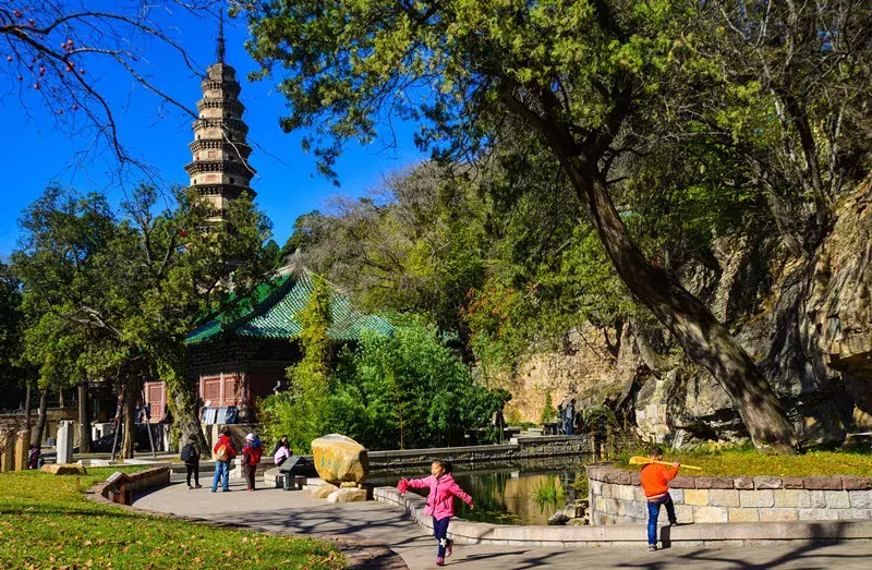 走进济南千年灵岩寺，探寻铁袈裟之谜！