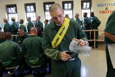 美国上万家长送娃进“集中营”受虐至死，只为治青春期叛逆？