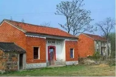 村里五保户去世，他的承包地和宅基地该归谁？两种情况有两种归属