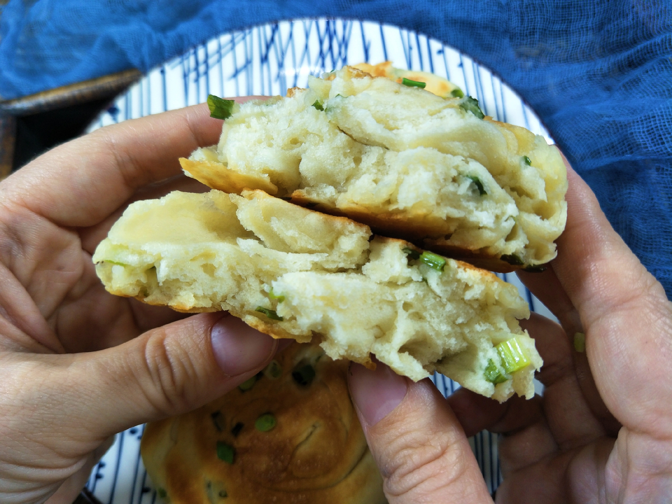 教你做香酥葱花饼，学会这个方法，外酥里嫩，凉了也不硬