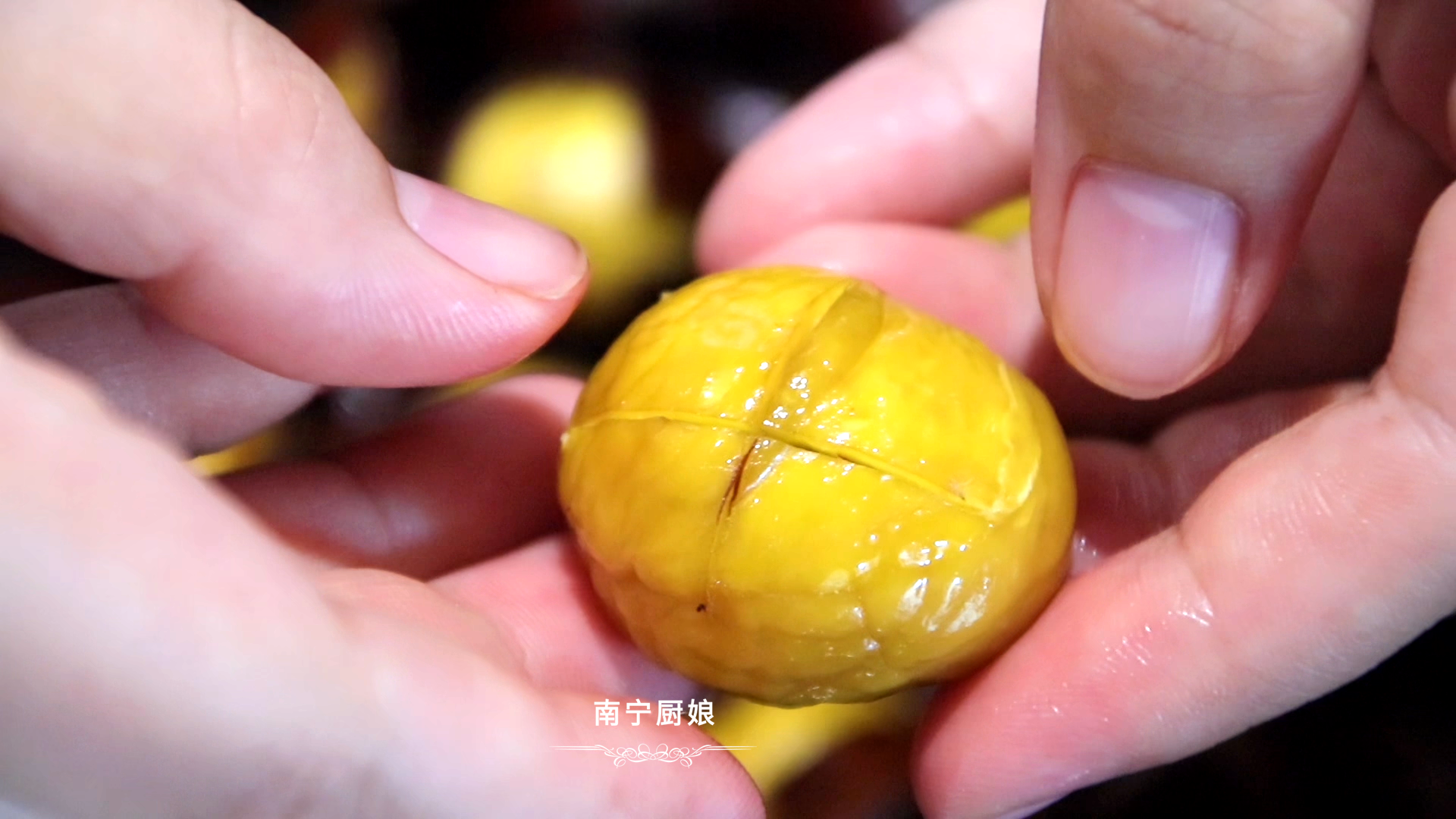 糖炒板栗原来做法这么简单，一个电饭锅就搞定，个个开花香甜粉糯