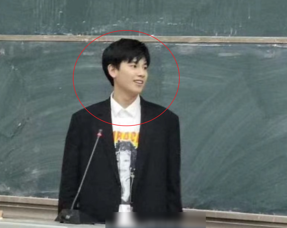 胡先煦现身大学被抓拍，失去了精修待遇，生图下的颜值令人吃惊