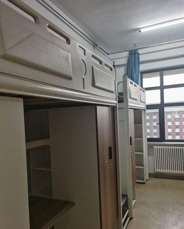 吉林大学让学生搬进“毒圈”宿舍，学生自买测试仪严重超标，心寒