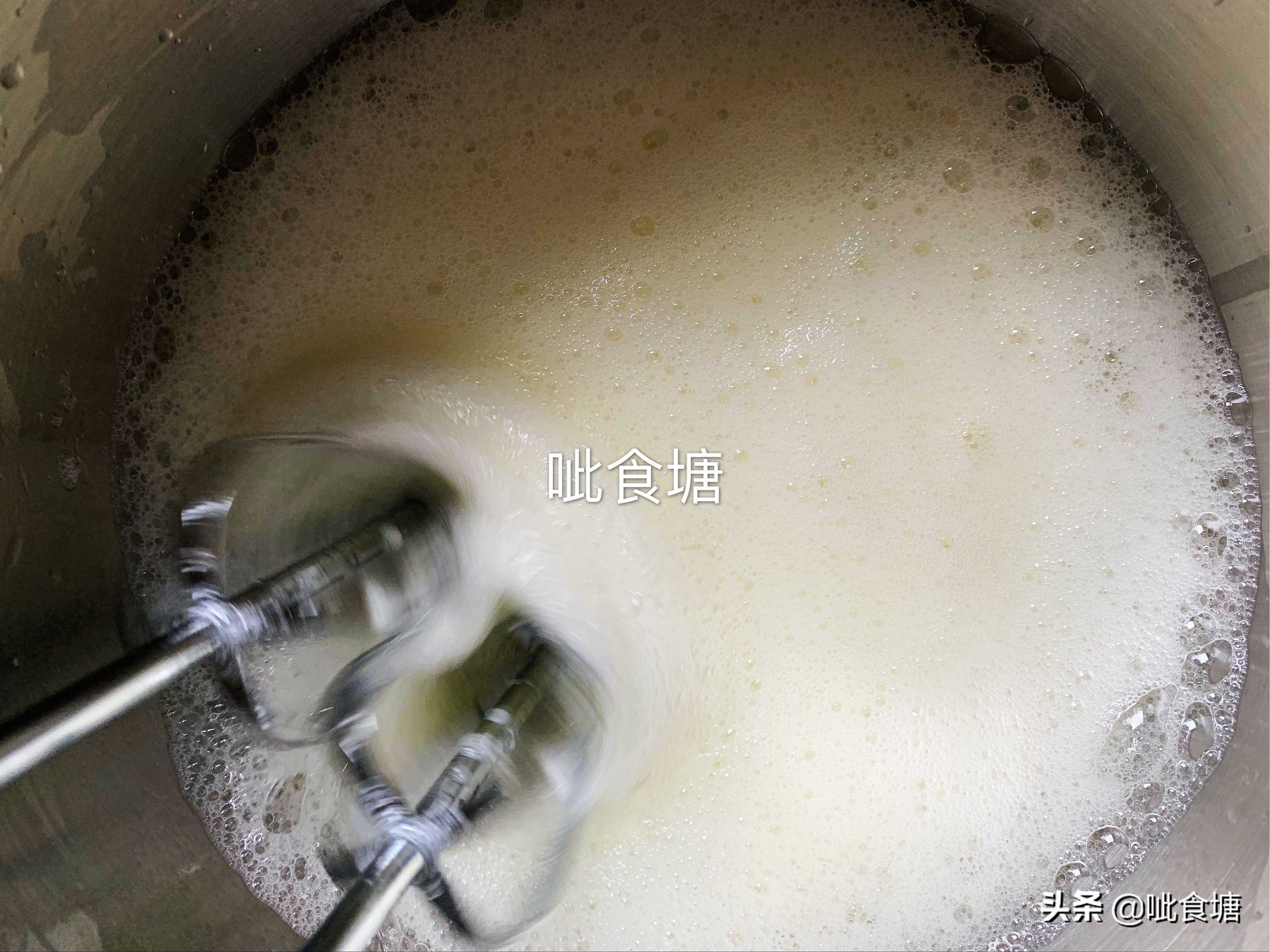 电饭煲做蛋糕，不回缩不开裂，做法简单又松软，实用技巧全在这里