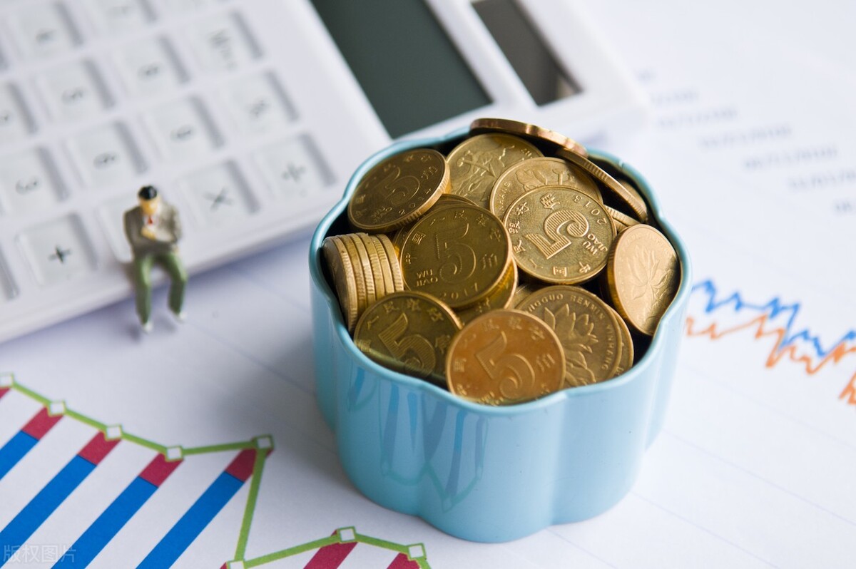 手持30万现金不要乱存，银行经理坦言：方式选对，年息将近万元