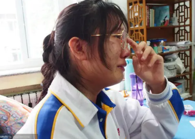 云南一考生高考成绩“失踪”，当场着急大哭，底部小字带来转机