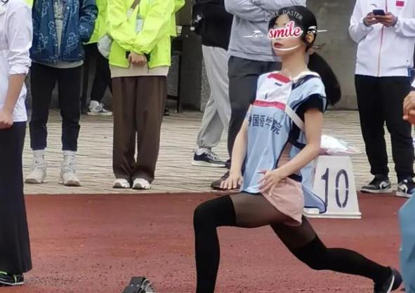 一外国语学院女生参加长跑比赛，穿黑裤袜引争议，被指目的不纯