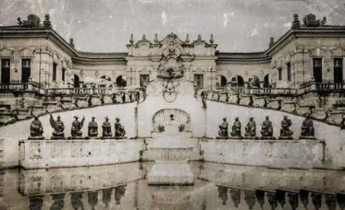 康熙初次与孙子乾隆见面时，惊讶到放下了手中的杯子，是真的吗？