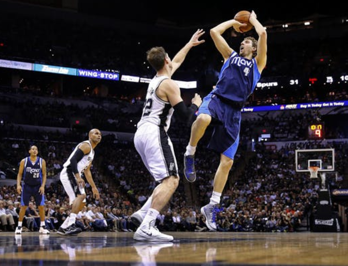 nba投篮为什么空心(投篮时应该盯着球还是看着筐？这或是NBA历史上最易被忽视的难题)