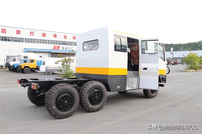 10吨洒水车(六驱10座越野加油车洒水车)